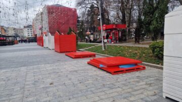 20 de căsuțe roșii și albe, puse la dispoziția comercianților și meșterilor populari, la Târgul de Crăciun din centrul Sucevei