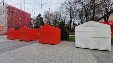 20 de căsuțe roșii și albe, puse la dispoziția comercianților și meșterilor populari, la Târgul de Crăciun din centrul Sucevei