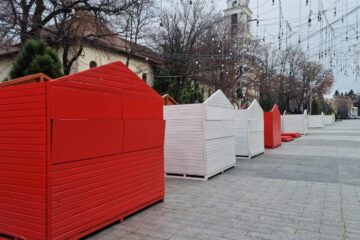20 de căsuțe roșii și albe, puse la dispoziția comercianților și meșterilor populari, la Târgul de Crăciun din centrul Sucevei