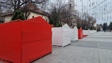 20 de căsuțe roșii și albe, puse la dispoziția comercianților și meșterilor populari, la Târgul de Crăciun din centrul Sucevei