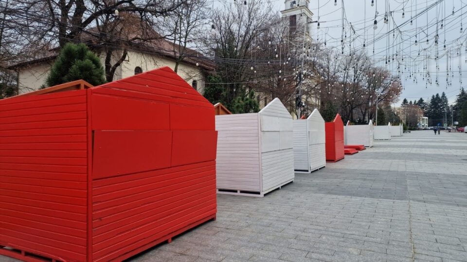 20 de căsuțe roșii și albe, puse la dispoziția comercianților și meșterilor populari, la Târgul de Crăciun din centrul Sucevei