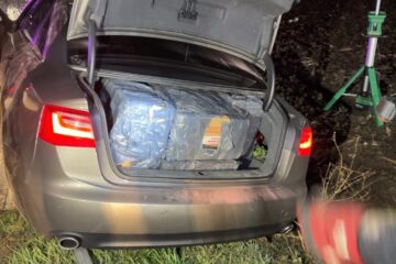 Șofer care transporta țigări de contrabandă, urmărit la ieșirea din Suceava spre Fălticeni. Suspectul urmărit cu focuri de armă a dispărut printre strujeni de porumb Șofer care transporta țigări de contrabandă, urmărit la ieșirea din Suceava spre Fălticeni. Suspectul urmărit cu focuri de armă a dispărut printre strujeni de porumb