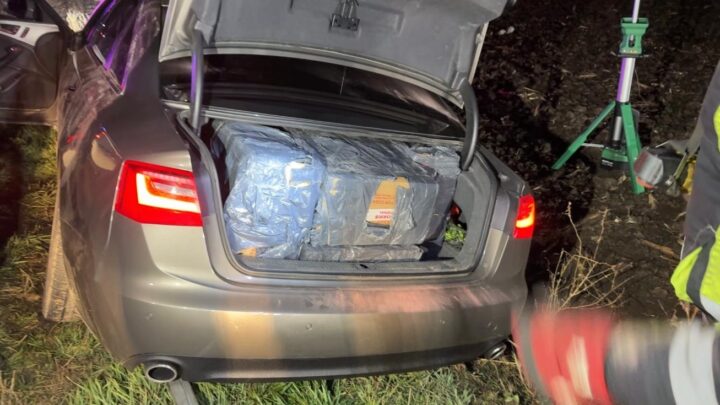 Șofer care transporta țigări de contrabandă, urmărit la ieșirea din Suceava spre Fălticeni. Suspectul urmărit cu focuri de armă a dispărut printre strujeni de porumb