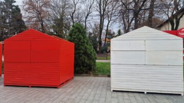 20 de căsuțe roșii și albe, puse la dispoziția comercianților și meșterilor populari, la Târgul de Crăciun din centrul Sucevei