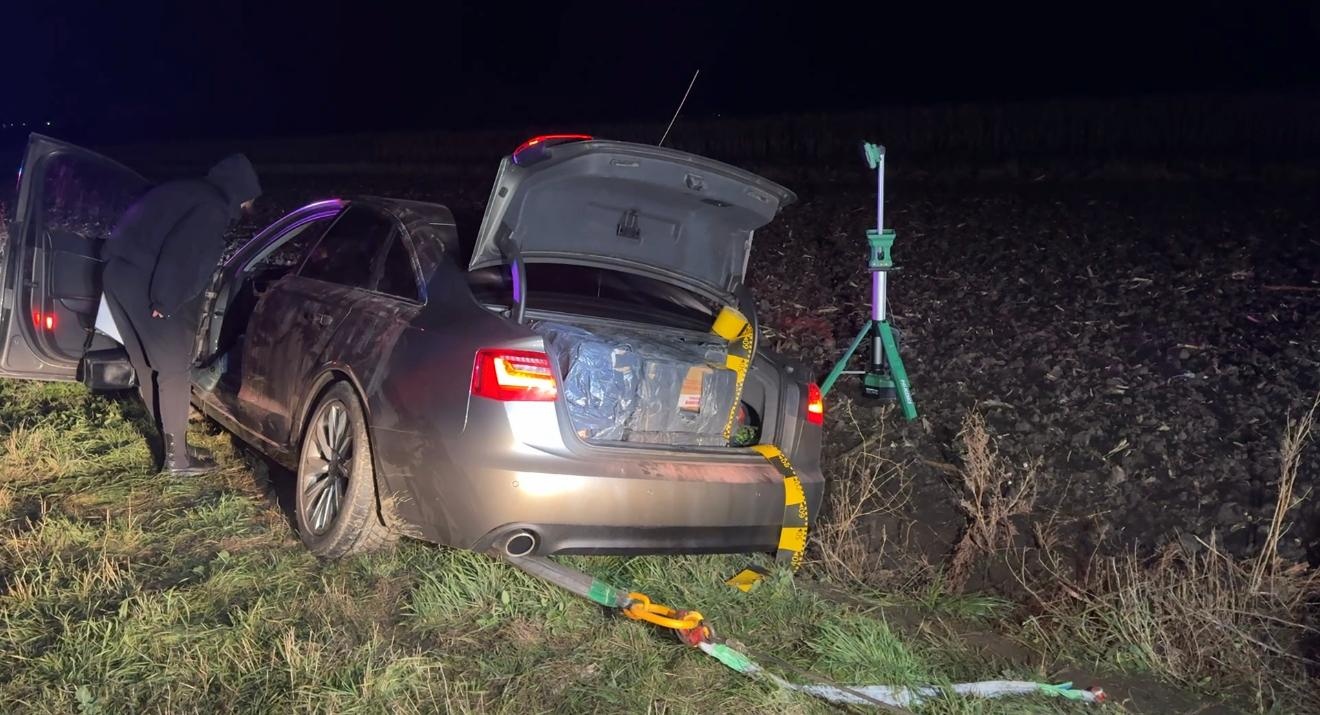 Șofer care transporta țigări de contrabandă, urmărit la ieșirea din Suceava spre Fălticeni. Suspectul urmărit cu focuri de armă a dispărut printre strujeni de porumb