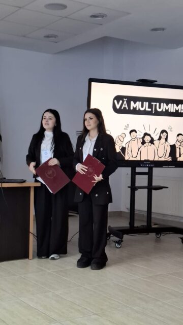 Liceeni în rol de cercetători în competiția „Investigația sociologică”. Premiul I a mers către două eleve de la Rădăuți