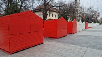 20 de căsuțe roșii și albe, puse la dispoziția comercianților și meșterilor populari, la Târgul de Crăciun din centrul Sucevei
