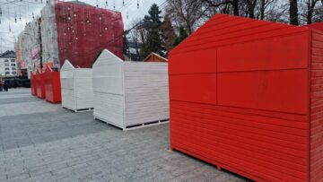 20 de căsuțe roșii și albe, puse la dispoziția comercianților și meșterilor populari, la Târgul de Crăciun din centrul Sucevei