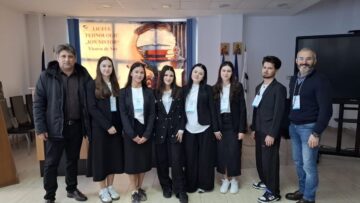 Liceeni în rol de cercetători în competiția „Investigația sociologică”. Premiul I a mers către două eleve de la Rădăuți