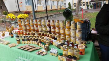 Zacuscă de mere și morcov sau de praz, pâine cu maia sălbatică, miere cu mentă, în oferta pieței volante din Campusul Universității