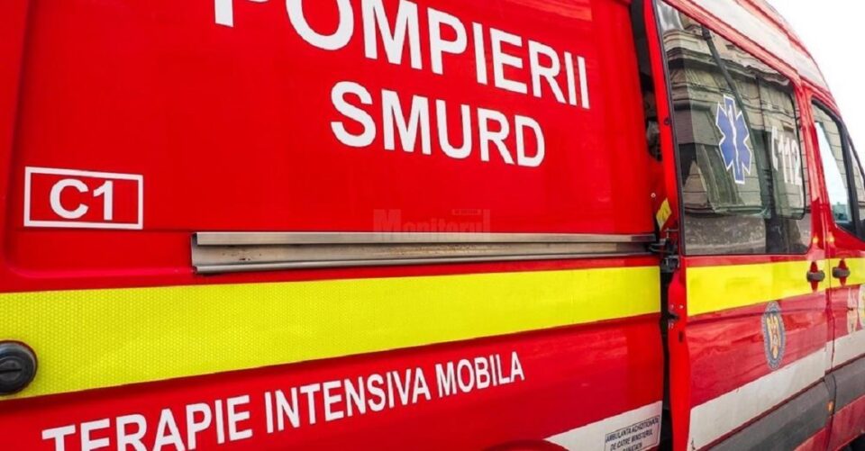 O femeie care gonea după ambulanța în care era tatăl său a intrat cu autoturismul într-un copac și un gard