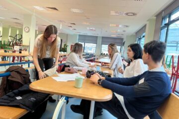 Burse școlare de peste 6 milioane și jumătate de euro, încasate de elevii suceveni în această lună Burse școlare de peste 6 milioane și jumătate de euro, încasate de elevii suceveni în această lună