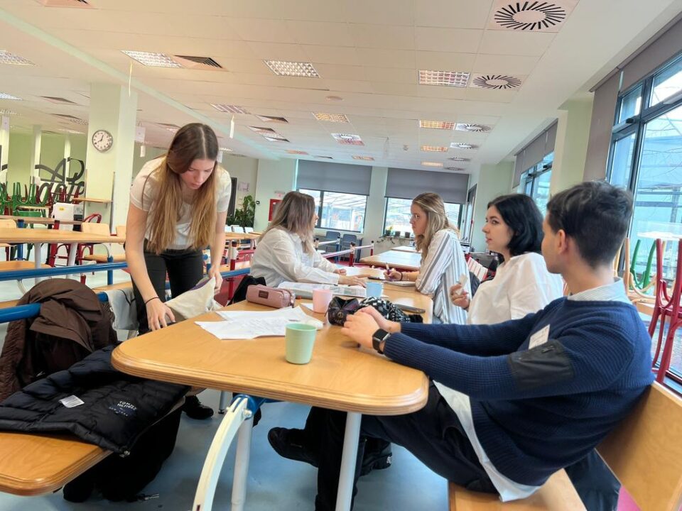 Burse școlare de peste 6 milioane și jumătate de euro, încasate de elevii suceveni în această lună