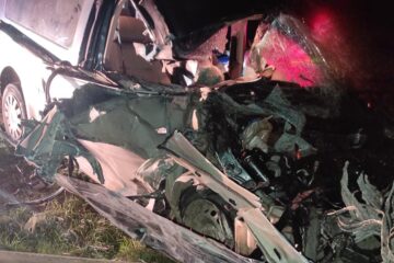 Doi bărbați au fost răniți după ce o mașină a fost lovită de tren