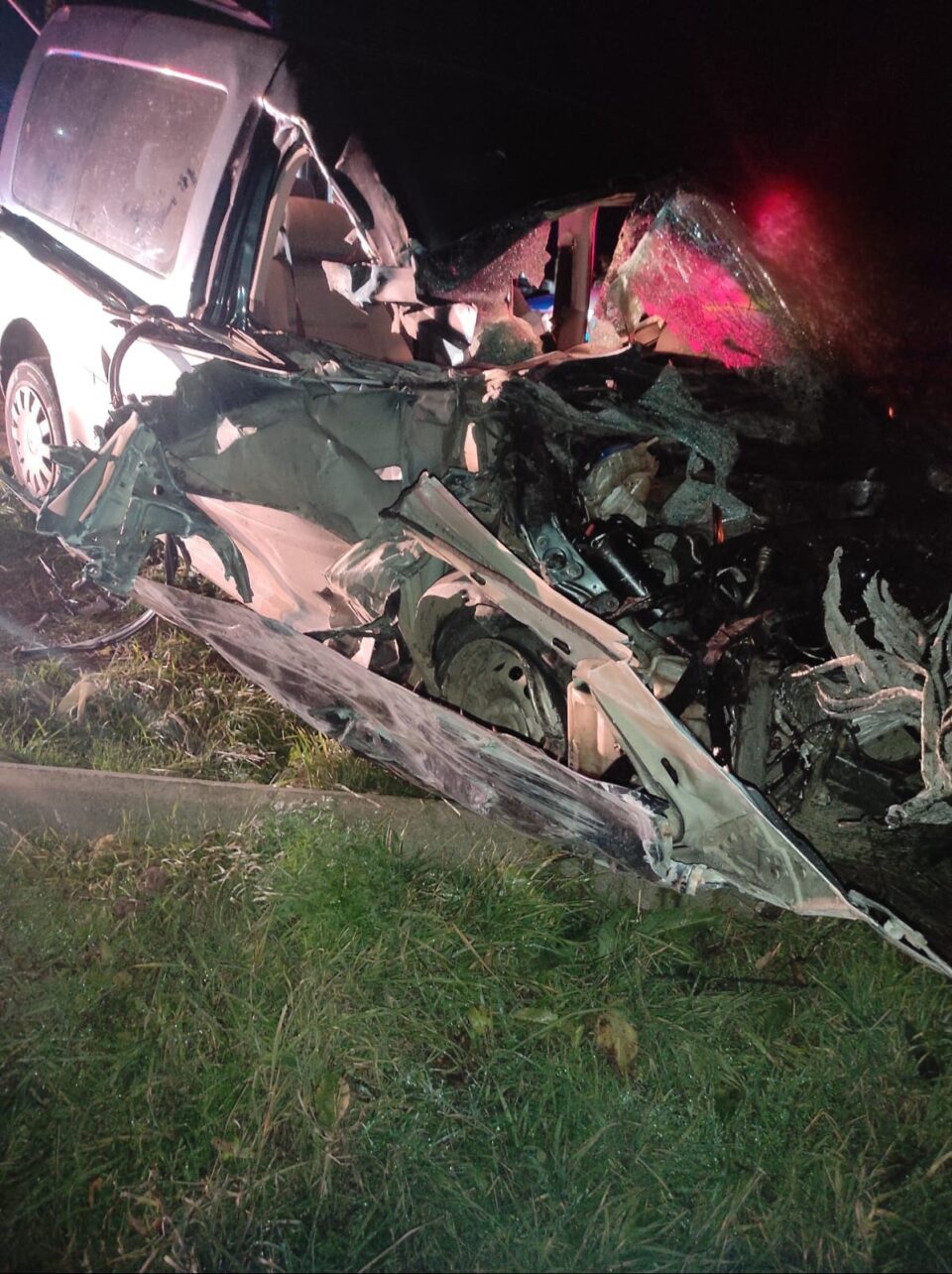 Doi bărbați au fost răniți după ce o mașină a fost lovită de tren