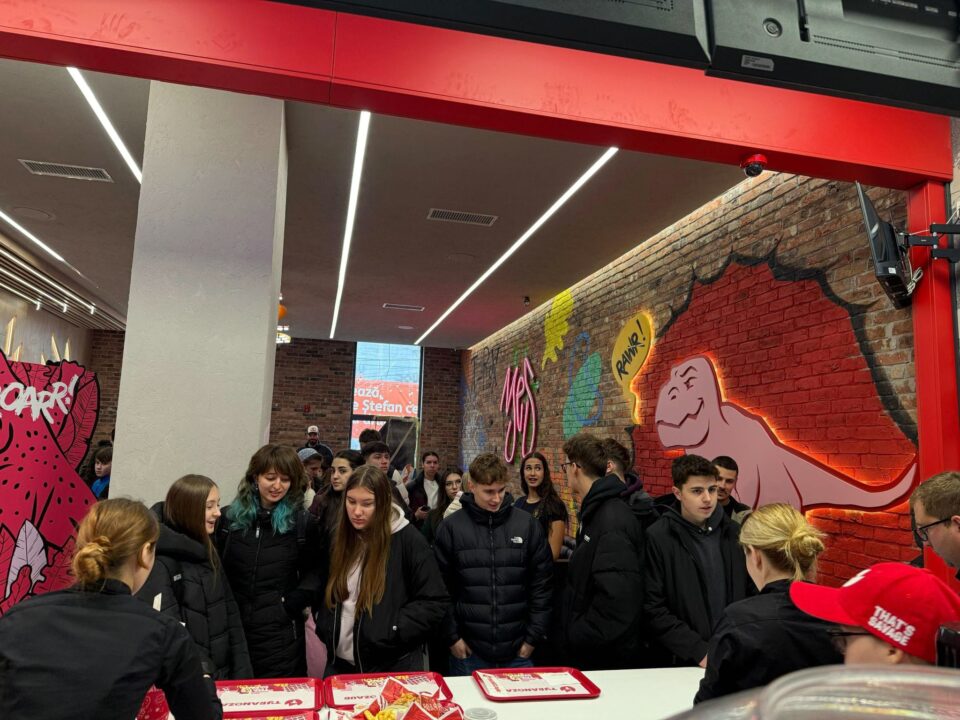 Peste 600 de adolescenți au fost prezenți la antrenamentul Tyranozaur