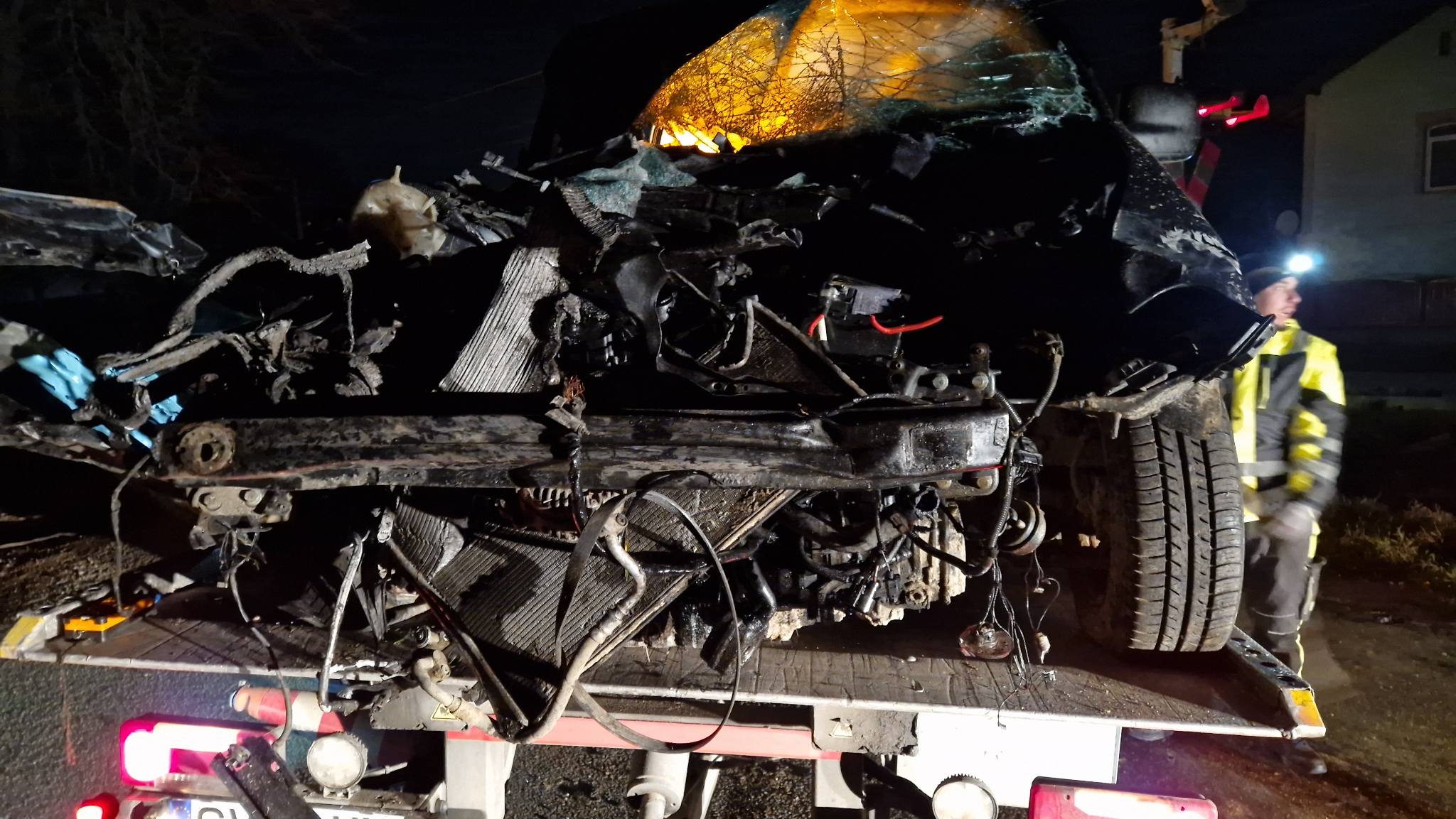 Un șofer a intrat inexplicabil cu mașina în ultimul vagon al unui tren de călători