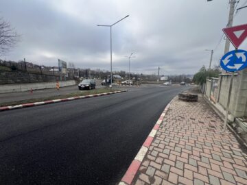 Au început lucrările pentru asfaltarea străzii Sucevei din Fălticeni, de la intrarea în municipiu până la ocolul silvic