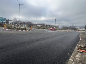 Au început lucrările pentru asfaltarea străzii Sucevei din Fălticeni, de la intrarea în municipiu până la ocolul silvic