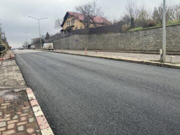 Au început lucrările pentru asfaltarea străzii Sucevei din Fălticeni, de la intrarea în municipiu până la ocolul silvic
