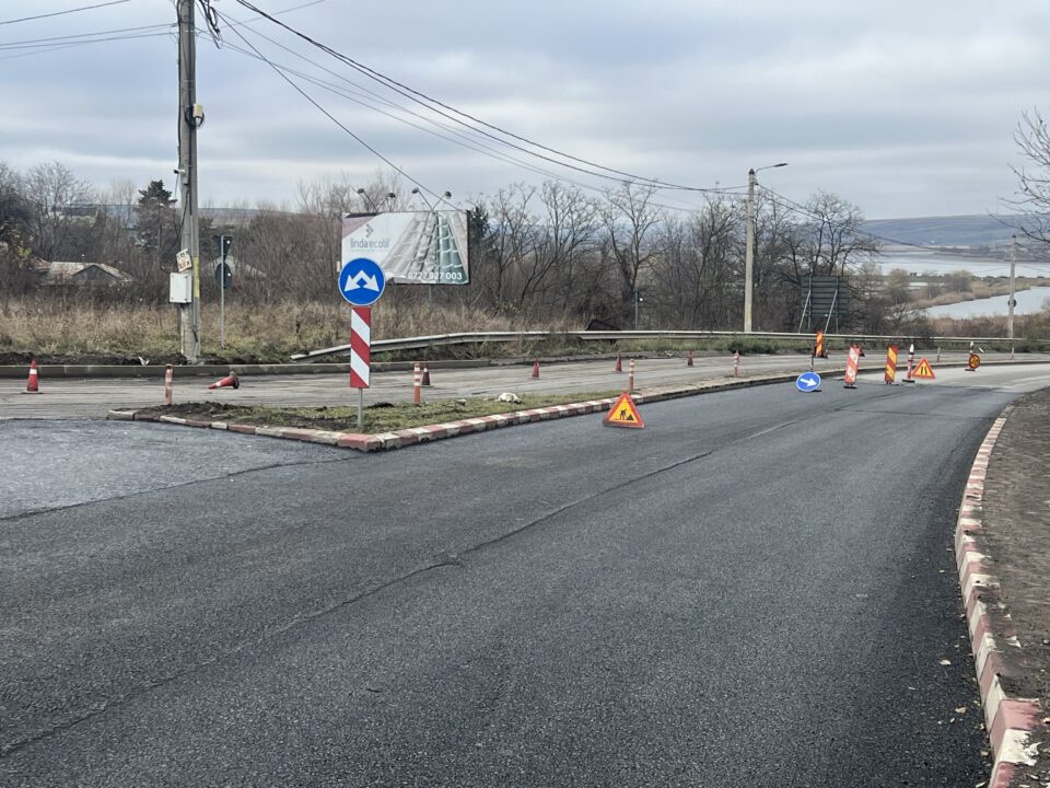 Au început lucrările pentru asfaltarea străzii Sucevei din Fălticeni, de la intrarea în municipiu până la ocolul silvic