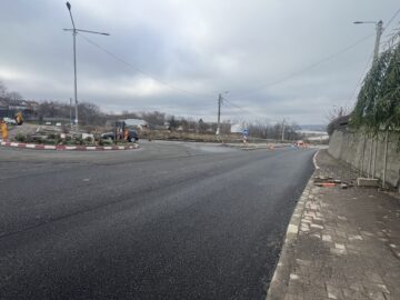 Au început lucrările pentru asfaltarea străzii Sucevei din Fălticeni, de la intrarea în municipiu până la ocolul silvic