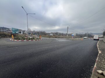 Au început lucrările pentru asfaltarea străzii Sucevei din Fălticeni, de la intrarea în municipiu până la ocolul silvic