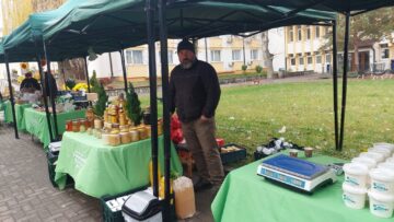 Zacuscă de mere și morcov sau de praz, pâine cu maia sălbatică, miere cu mentă, în oferta pieței volante din Campusul Universității