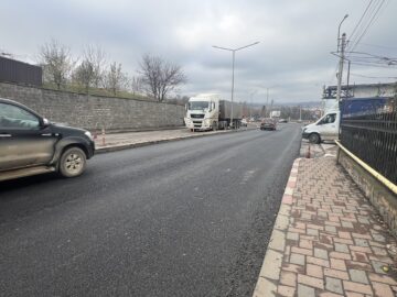 Au început lucrările pentru asfaltarea străzii Sucevei din Fălticeni, de la intrarea în municipiu până la ocolul silvic