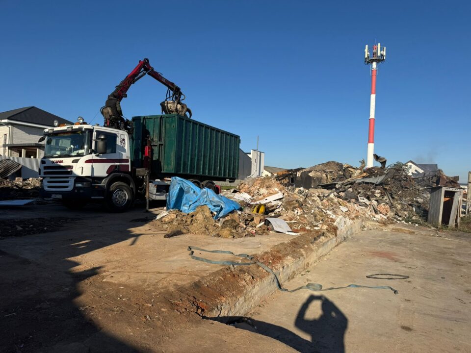 A fost arestat individul care a incendiat două hale din Dumbrăveni, provocând pagube de două milioane de euro A fost arestat individul care a incendiat două hale din Dumbrăveni, provocând pagube de două milioane de euro