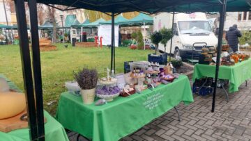 Zacuscă de mere și morcov sau de praz, pâine cu maia sălbatică, miere cu mentă, în oferta pieței volante din Campusul Universității