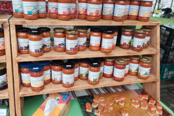 Zacuscă de mere și morcov sau de praz, pâine cu maia sălbatică, miere cu mentă, în oferta pieței volante din Campusul Universității Zacuscă de mere și morcov sau de praz, pâine cu maia sălbatică, miere cu mentă, în oferta pieței volante din Campusul Universității