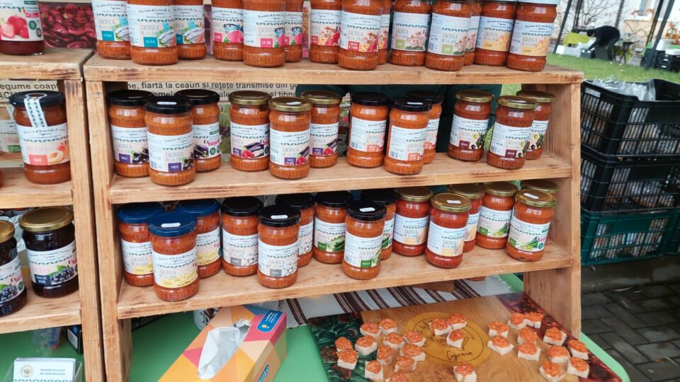Zacuscă de mere și morcov sau de praz, pâine cu maia sălbatică, miere cu mentă, în oferta pieței volante din Campusul Universității