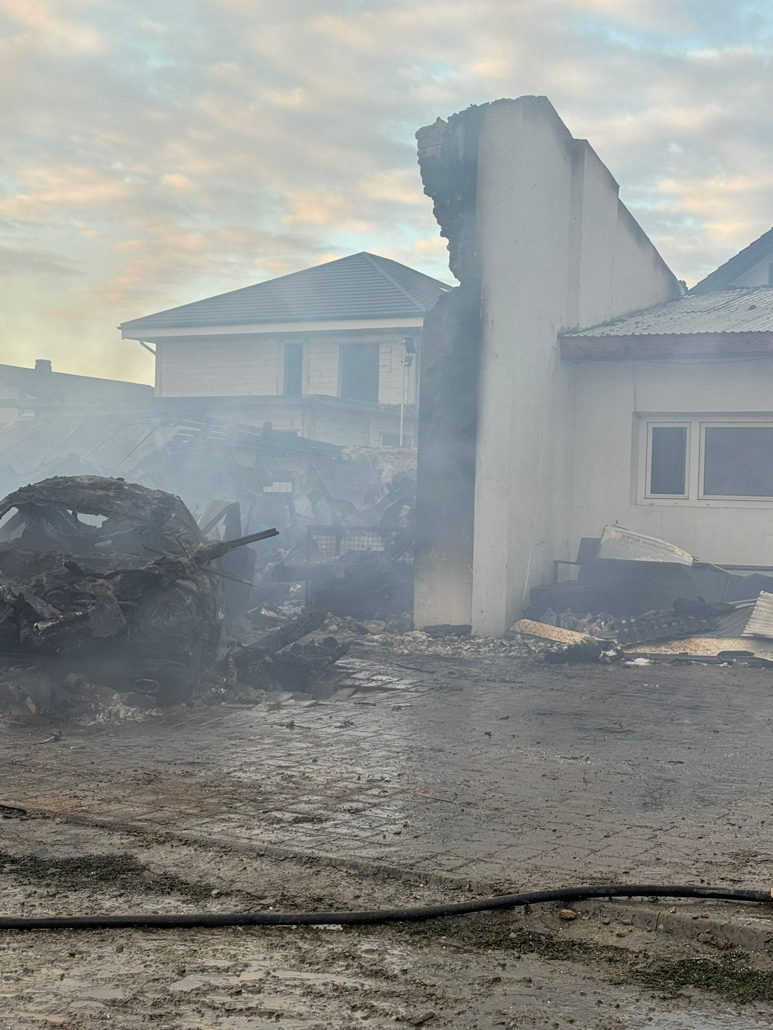 A fost arestat individul care a incendiat două hale din Dumbrăveni, provocând pagube de două milioane de euro