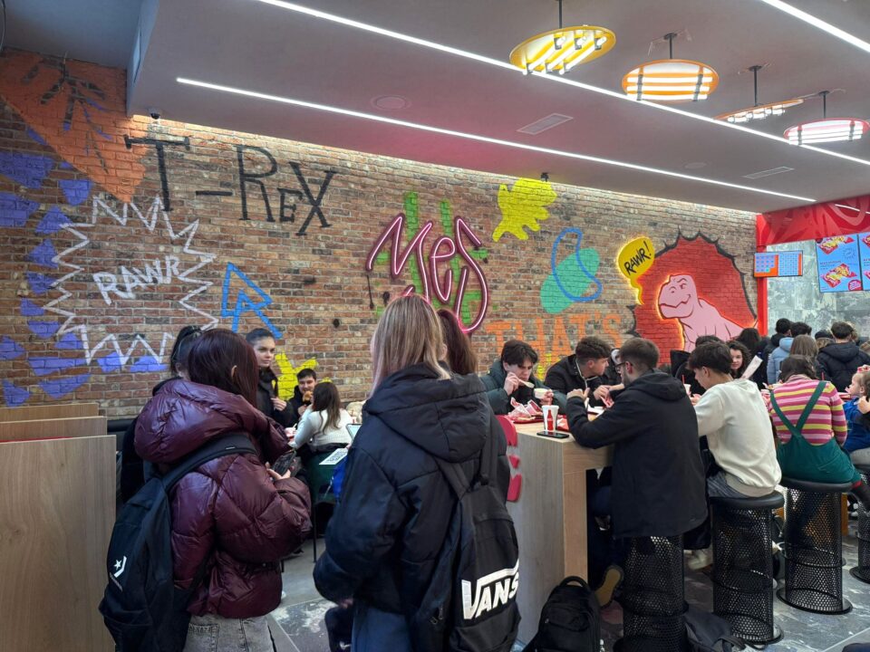 Peste 600 de adolescenți au fost prezenți la antrenamentul Tyranozaur