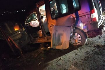 Doi bărbați au fost răniți după ce o mașină a fost lovită de tren