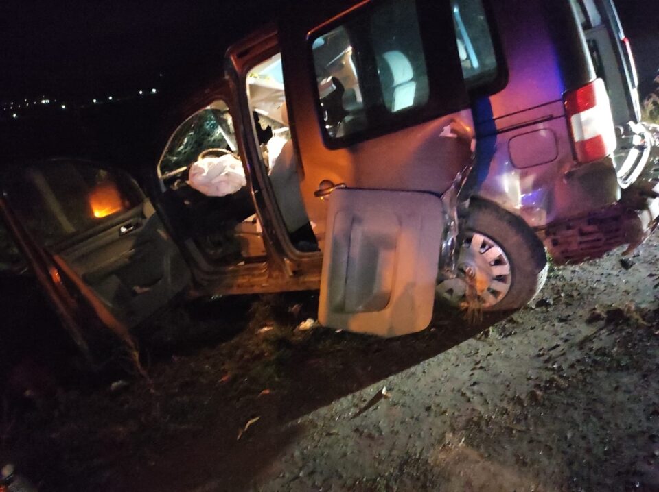 Doi bărbați au fost răniți după ce o mașină a fost lovită de tren