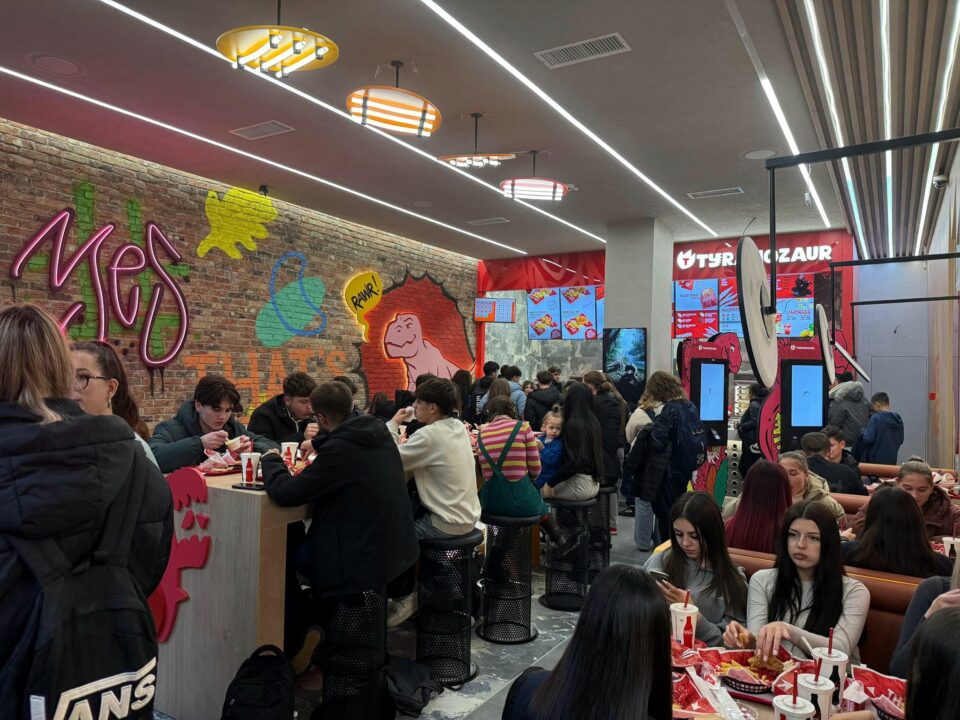 Peste 600 de adolescenți au fost prezenți la antrenamentul Tyranozaur