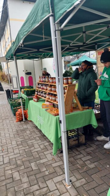 Zacuscă de mere și morcov sau de praz, pâine cu maia sălbatică, miere cu mentă, în oferta pieței volante din Campusul Universității