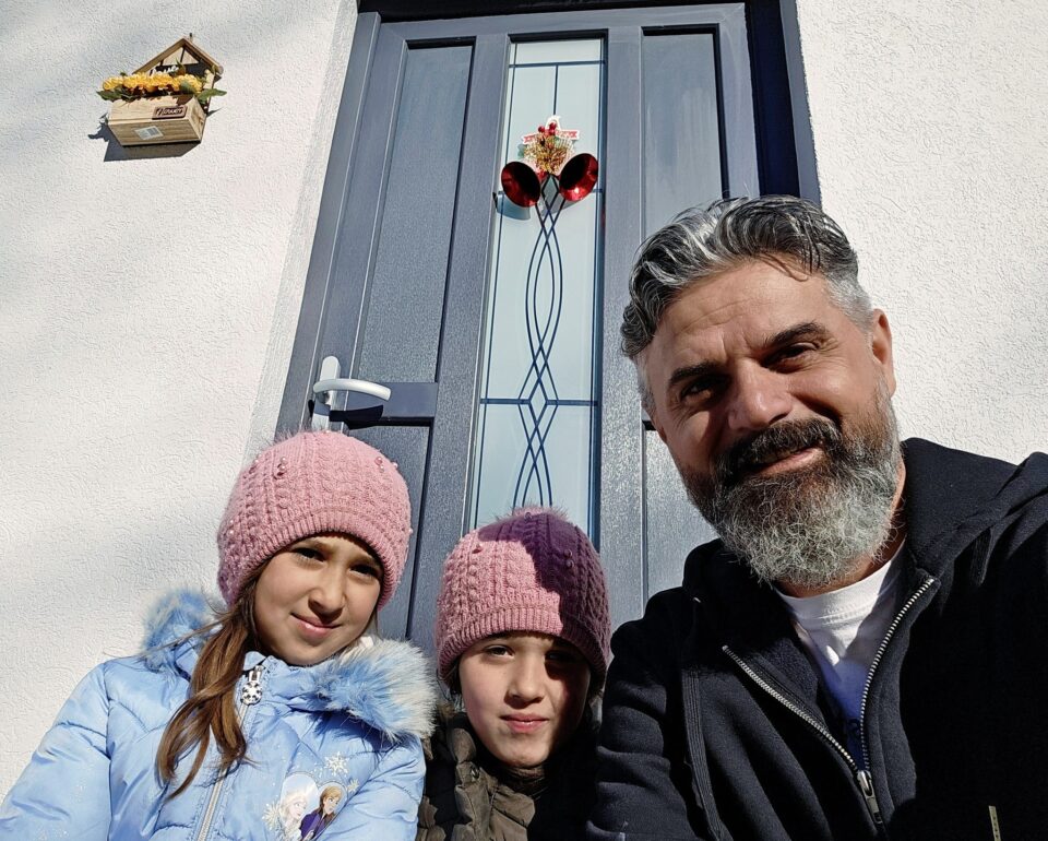 Surorile Camelia și Oana din Sucevița, părăsite de mamă, au primit căminul la care au sperat ani la rând