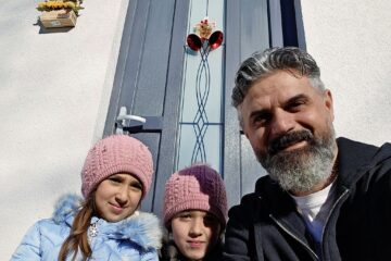 Surorile Camelia și Oana din Sucevița, părăsite de mamă, au primit căminul la care au sperat ani la rând