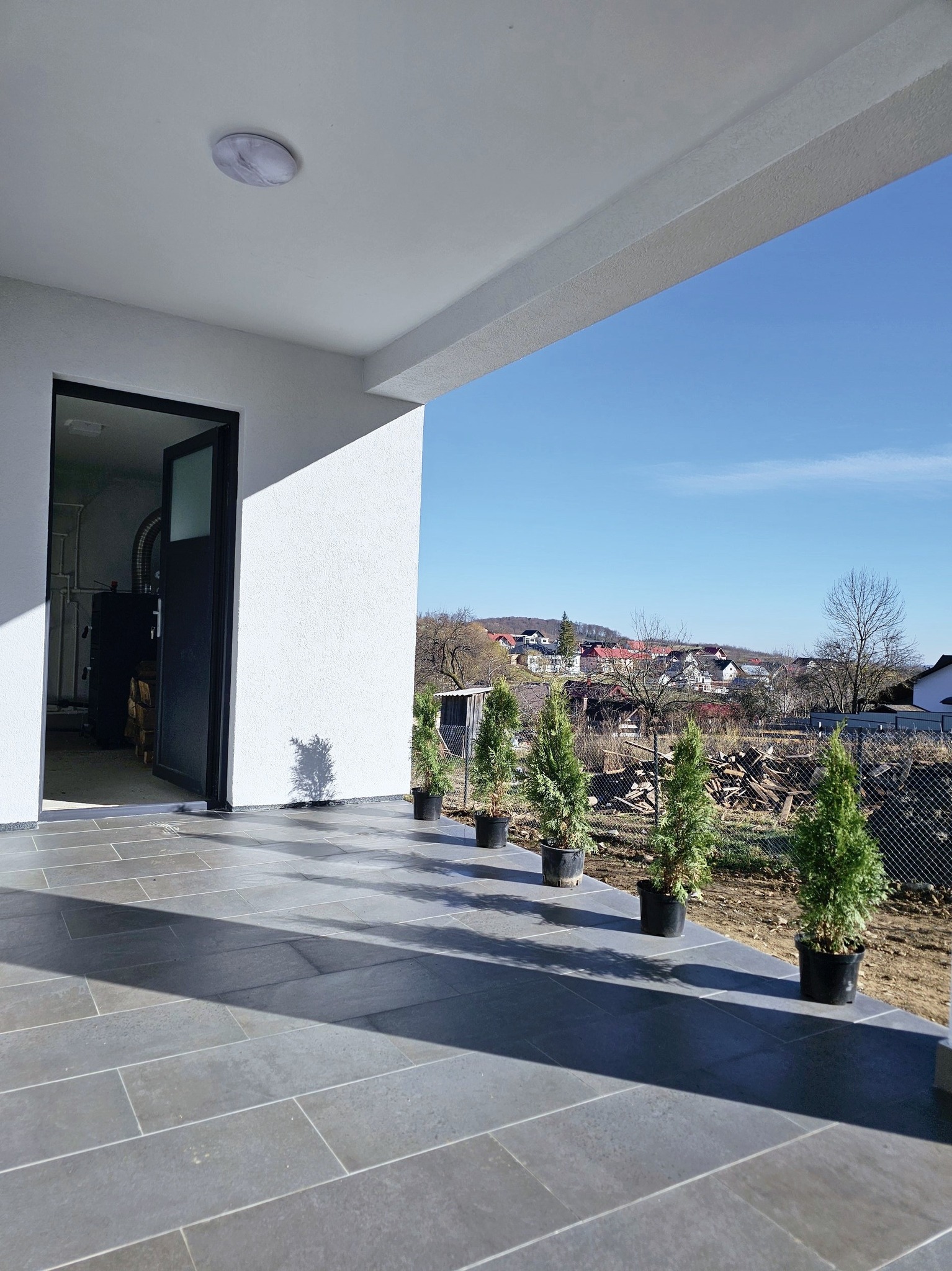 Surorile Camelia și Oana din Sucevița, părăsite de mamă, au primit căminul la care au sperat ani la rând