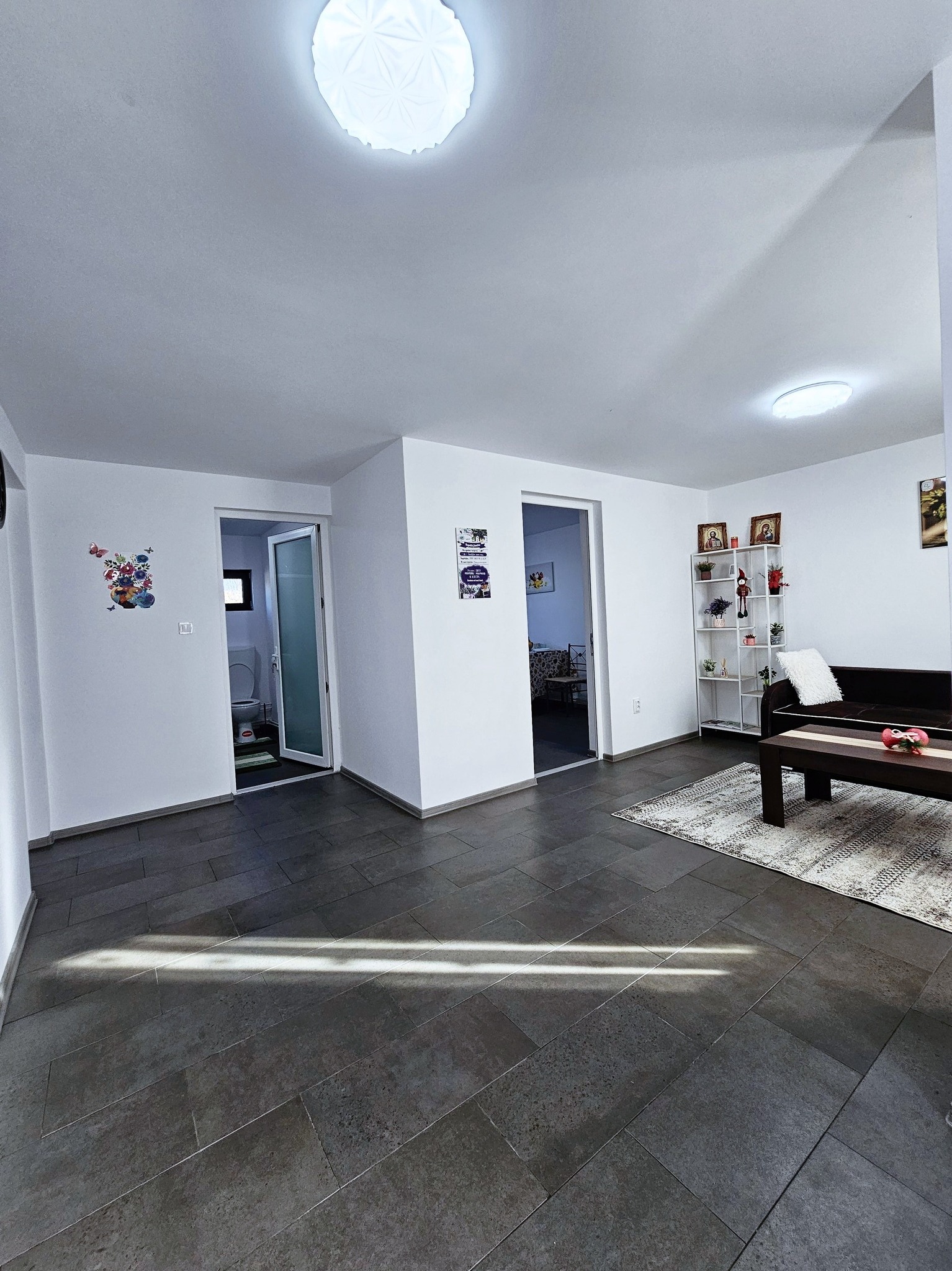 Surorile Camelia și Oana din Sucevița, părăsite de mamă, au primit căminul la care au sperat ani la rând