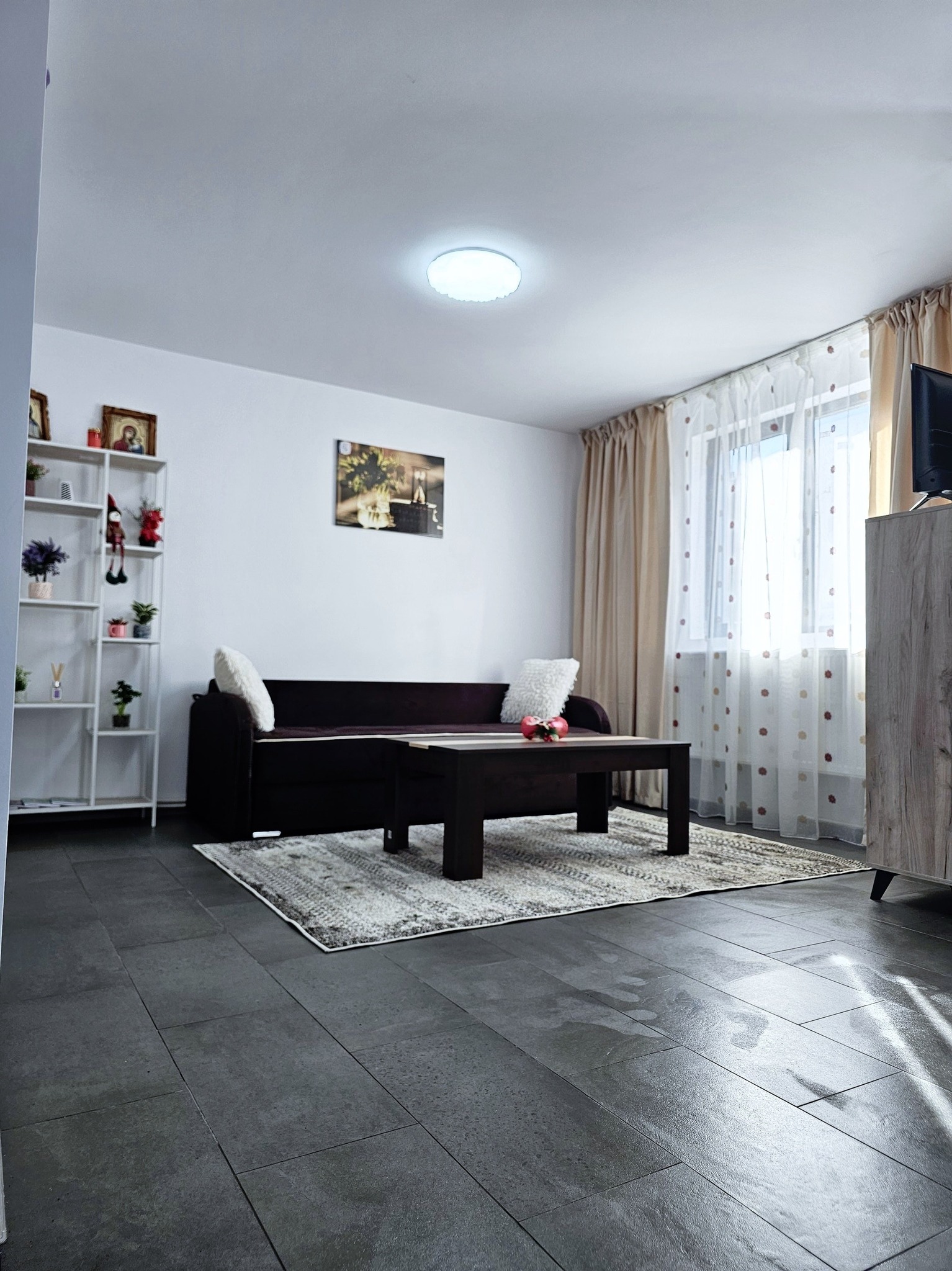 Surorile Camelia și Oana din Sucevița, părăsite de mamă, au primit căminul la care au sperat ani la rând