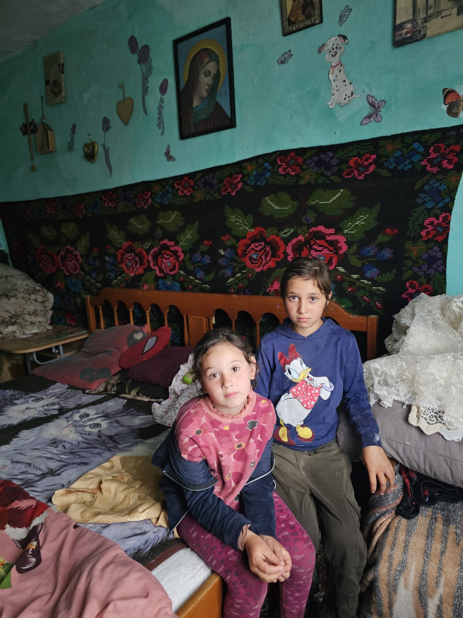 Surorile Camelia și Oana din Sucevița, părăsite de mamă, au primit căminul la care au sperat ani la rând