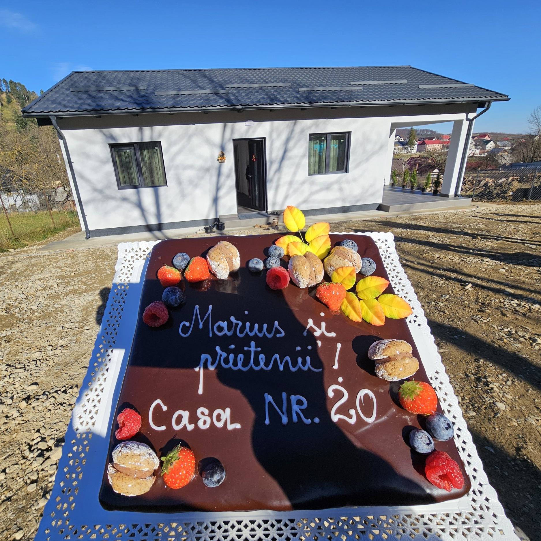 Surorile Camelia și Oana din Sucevița, părăsite de mamă, au primit căminul la care au sperat ani la rând