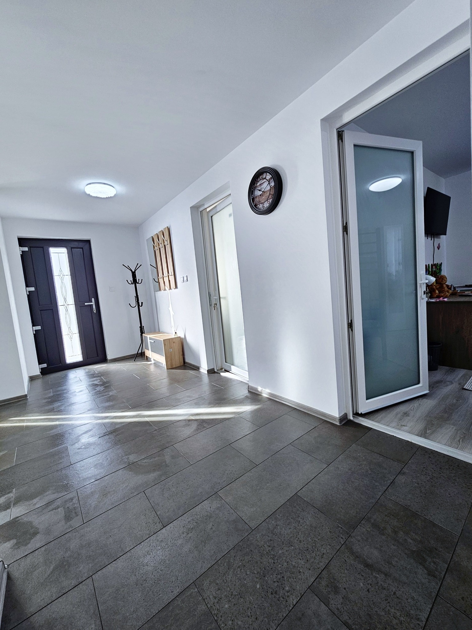 Surorile Camelia și Oana din Sucevița, părăsite de mamă, au primit căminul la care au sperat ani la rând