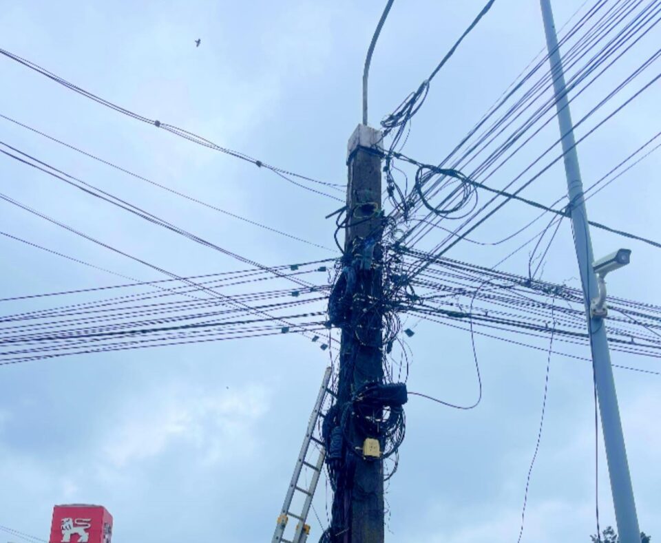 Primăria Suceava trece la tăierea cablurilor neetiche¬tate de pe stâlpi