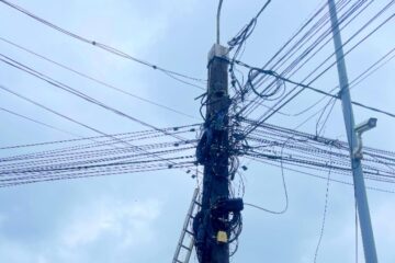 Primăria Suceava trece la tăierea cablurilor neetiche¬tate de pe stâlpi Primăria Suceava trece la tăierea cablurilor neetiche¬tate de pe stâlpi