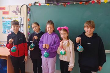 „Povestea” globurilor de sticlă pictate de copii pentru concursul „Vis de Copil – Flora din Parcul Național Călimani”